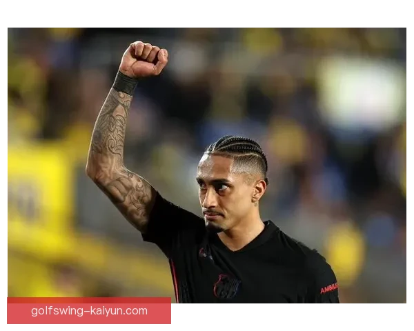 拉菲尼亚在2025赛季表现亮眼，助力球队冲击冠军荣耀。